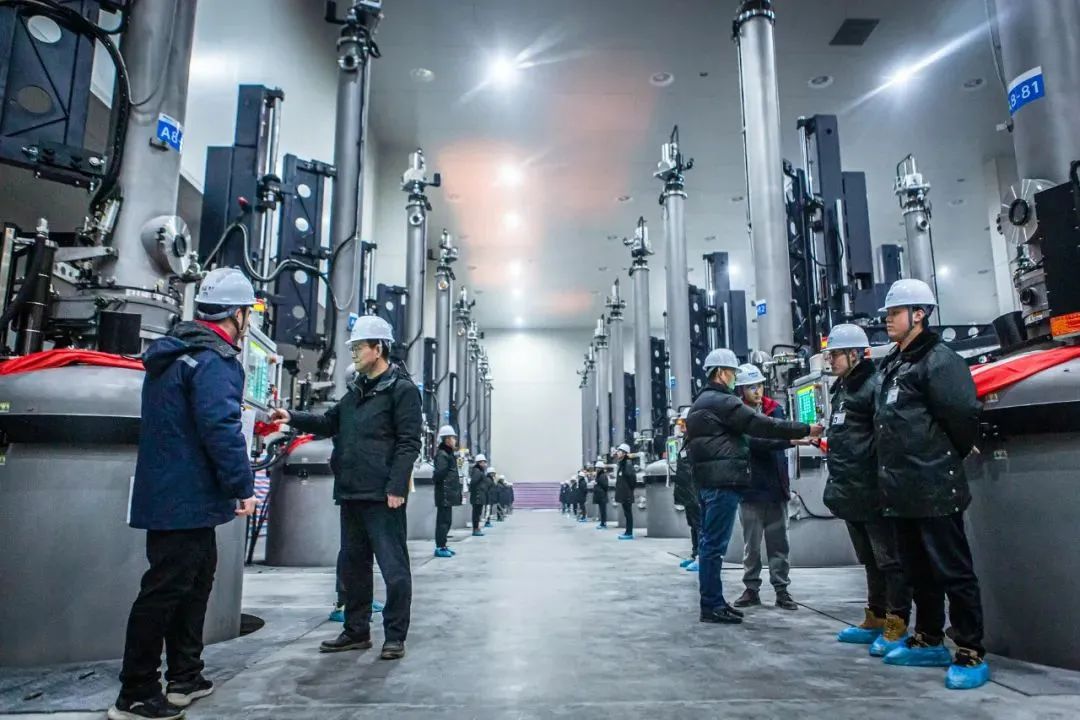 重磅：松瓷机电单晶炉助力天合光能青海基地，成功下线首根单晶硅棒！